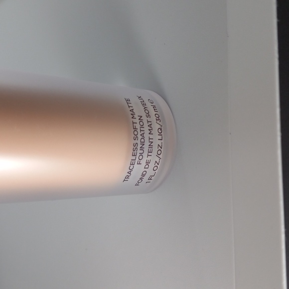 TOM FORD Traceless Soft Matte Foundation Shade: 20 Buff - Picture 4 of 6